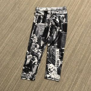 Women’s Zara Terez Cropped leggings with picture of the city. Size small.